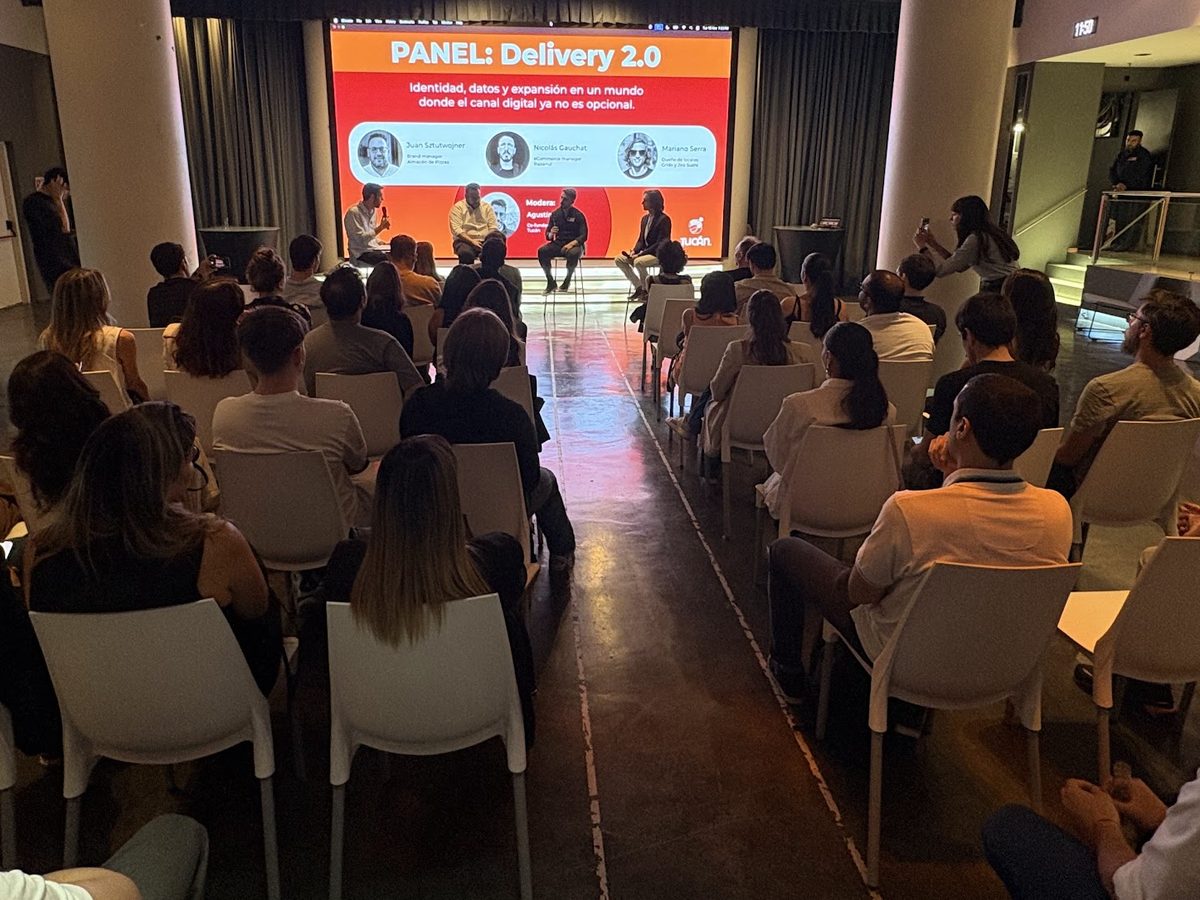 Auditorio lleno durante el panel Delivery 2.0 del Quick Commerce Forum 2025